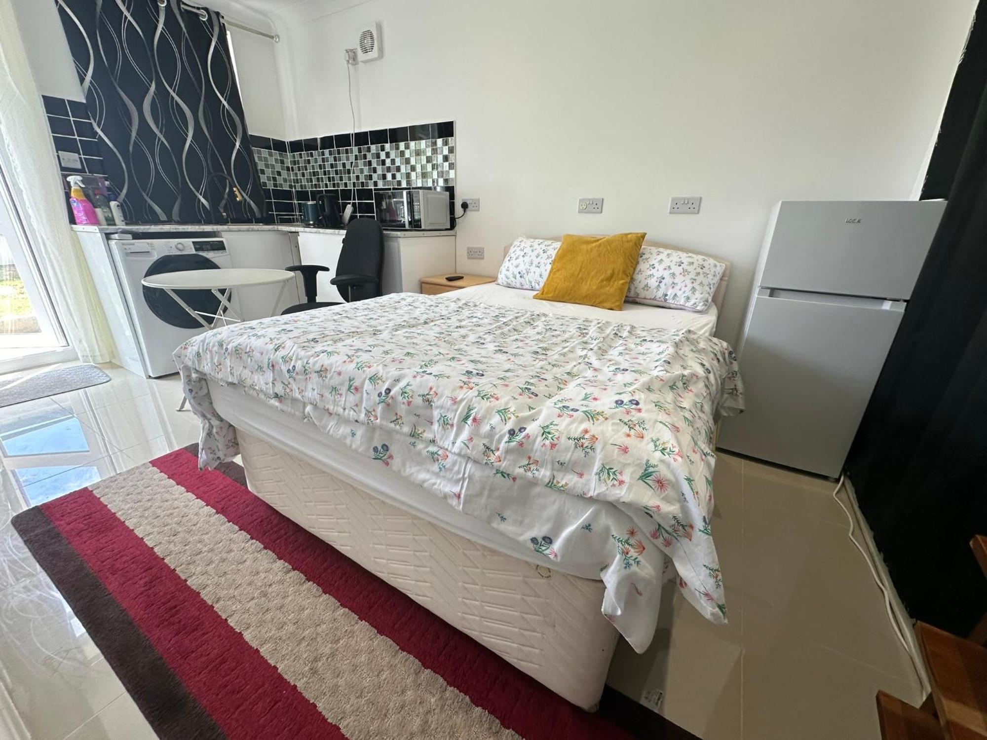 Luxury Ensuite Studio In Crayford Dartford Bexley London With Full Kitchen And Side Garden Alleyway Entrance Erith Exterior photo
