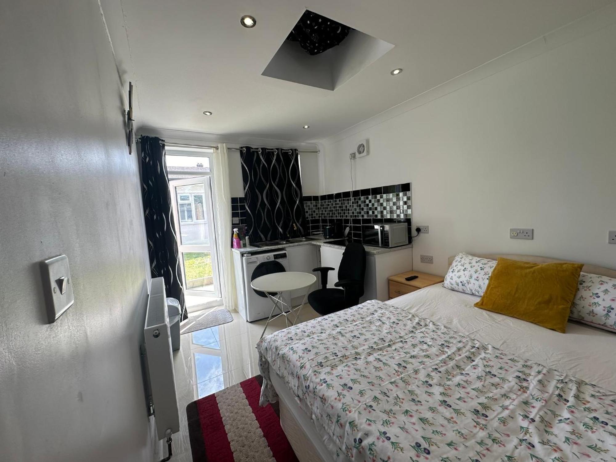 Luxury Ensuite Studio In Crayford Dartford Bexley London With Full Kitchen And Side Garden Alleyway Entrance Erith Exterior photo