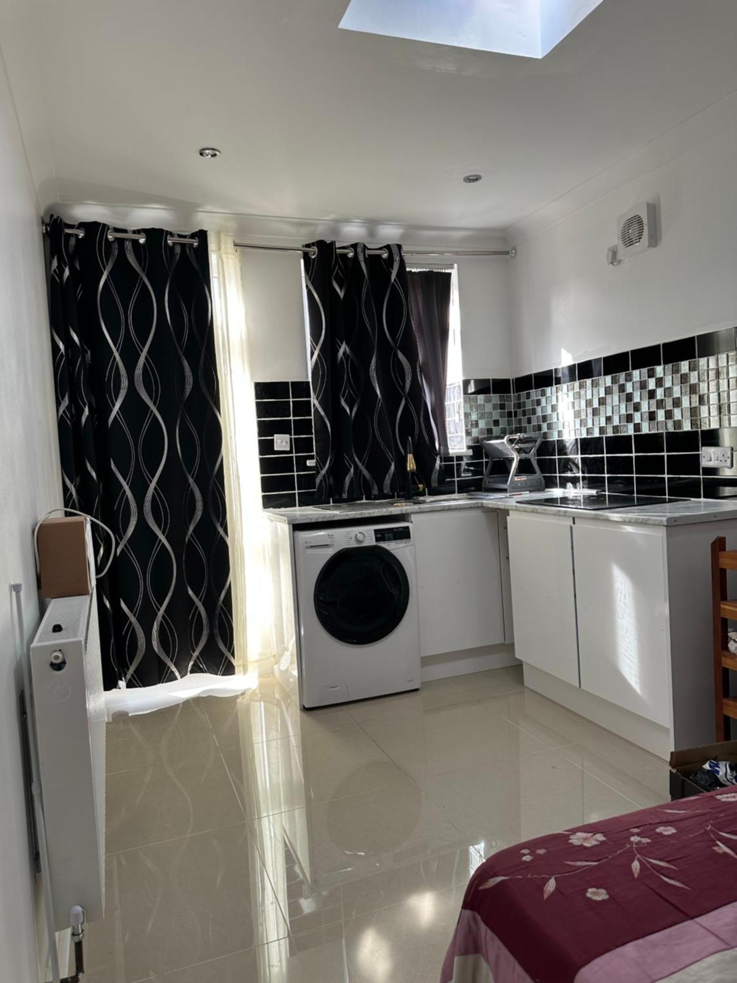 Luxury Ensuite Studio In Crayford Dartford Bexley London With Full Kitchen And Side Garden Alleyway Entrance Erith Exterior photo